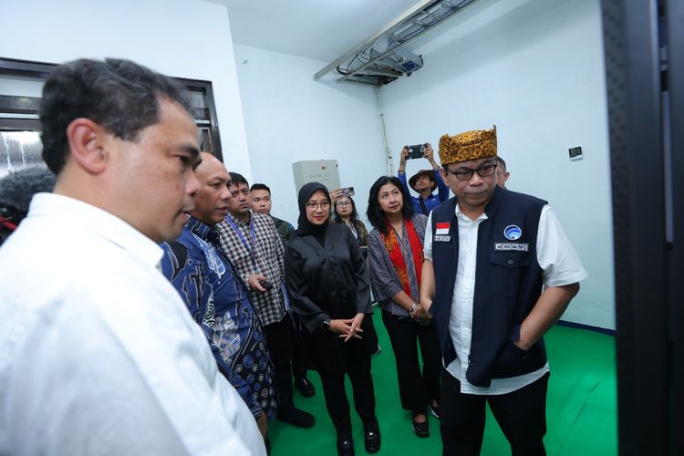 Bupati Banyuwangi Ipuk Fiestiandani mendampingi Menteri Komunikasi dan Informatika (Menkominfo) Budi Arie Setiadi saat meresmikan pemancar digital Lembaga Penyiaran Publik (LPP) Televisi Republik Indonesia (TVRI) di Desa Alasmalang, Kecamatan Singojuruh, Kabupaten Banyuwangi, Jumat (17/11/2023).

