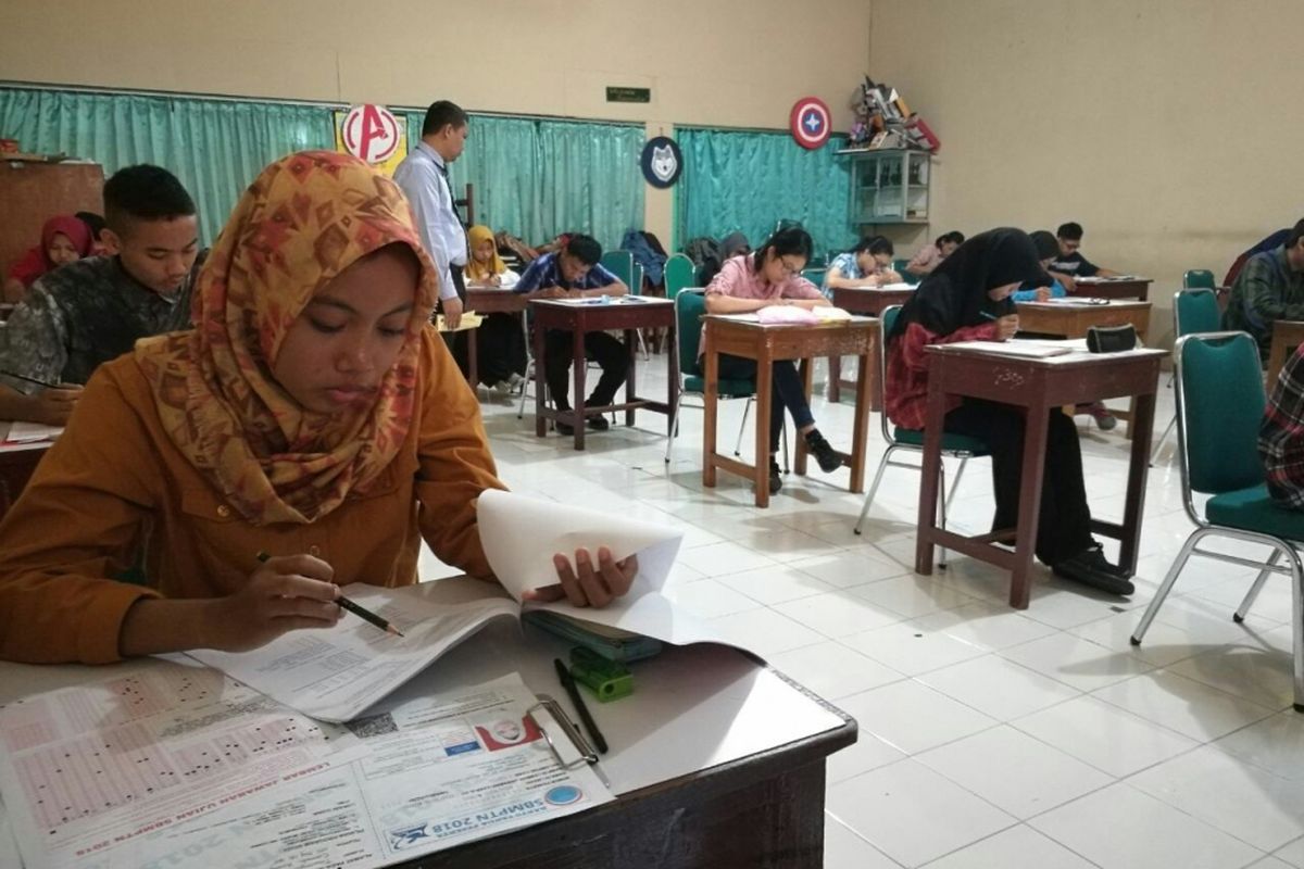 Peserta tengah mengerjakan soal SBMPTN 2018 di SMAN 1 Solo, Jawa Tengah, Selasa (8/5/2018).