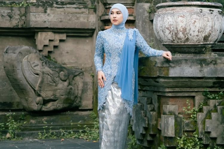 Irish Bella tampil anggun dengan kebaya biru pastel saat menghadiri wisuda anak sambungnya. Gayanya elegan dan penuh kehangatan.
