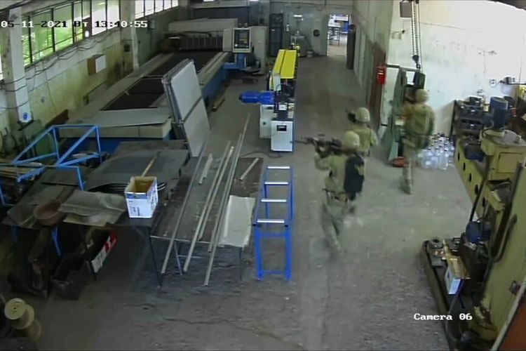 Dalam gambar yang diambil dari video yang disediakan oleh KIM Engineering CCTV, tentara AS secara tidak sengaja menyerbu sebuah pabrik kecil di, Cheshnegirovo, Bulgaria selama latihan militer NATO, Selasa, 11 Mei 2021. 