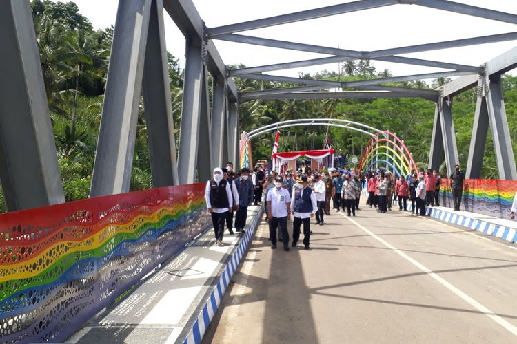 Gubernur Jawa Timur, Khofifah Indar Parawansa bersama Bupati Malang, HM Sanusi saat meninjau jembatan Pelangi Kecamatan Bantur Kabupaten Malang.