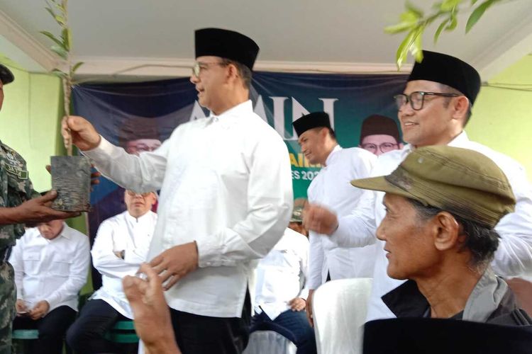 Pasangan Bacapres - Bacawapres, Anies Baswedan - Muhaimin Iskandar, saat melakukan safari politik di Pesantren Manbaul Ma’arif Denanyar, Kabupaten Jombang, Jawa Timur, Jumat (29/9/2023).