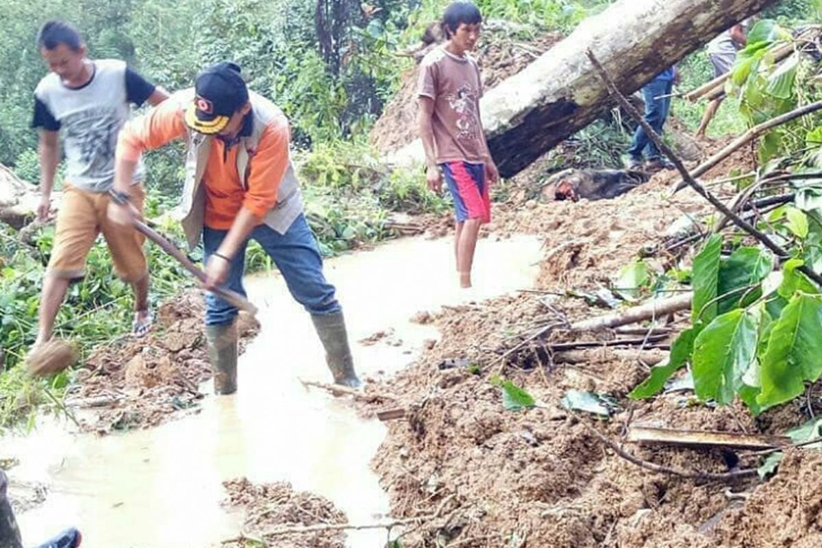 Longsor di OKU Selatan membuat akses jalan terputus