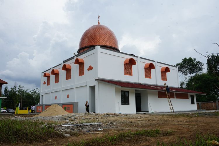 Masjid Az-Zahra di Desa Cahaya Negeri, Kecamatan Abung Barat, Kabupaten Lampung Utara.