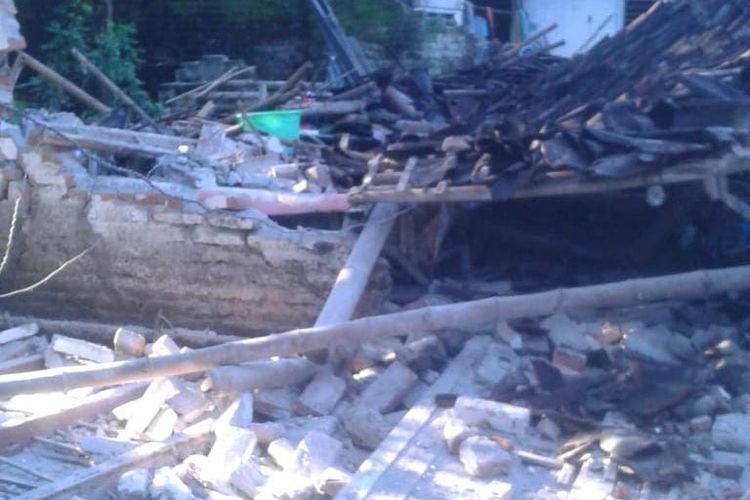 Rumah warga Jember yang ambruk karena Gempa yang terjadi pada Kamis (16/12/2021)