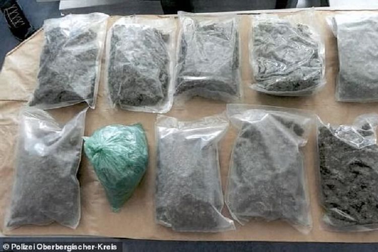 Kepolisian di Waldbroel, Jerman, memamerkan barang bukti narkoba dari seorang bandar yang ditangkapnya sangat unik, karena dia tidak sengaja menekan nomor darurat sambil tidur.