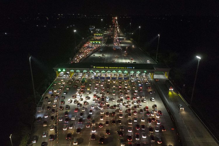 Foto udara antrean sejumlah kendaraan di Gerbang Tol Cikampek Utama 2 di Kabupaten Karawang, Jawa Barat, Selasa (25/4/2023). Lalu lintas arus balik menuju Jakarta pada arus balik H+3 terpantau rami lancar dan pemberlakuan contraflow sampai KM 47 Jakarta-Cikampek hingga pukul 24.00 WIB.