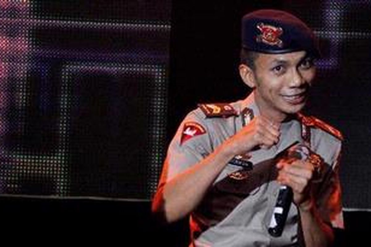 Briptu Norman Kamaru tampil menyanyikan lagu Chaiyya Chaiyya usai pertarungan tinju dunia kelas bulu WBA, antara Chris John melawan Daud Yordan di JIExpo, Kemayoran, Jakarta, Minggu (17/4/2011) malam. Norman Kamaru menjadi populer setelah banyak pemirsa melihat aksinya berjoget dan bernyanyi lipsync lagu Shah Rukh Khan tersebut di youtube.com.