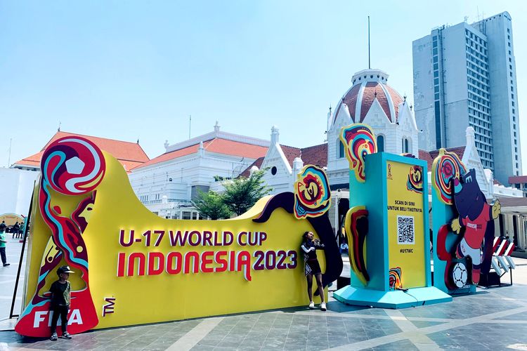 Pop Up Piala Dunia U17 2023 Indonesia yang berada di depan Balai Pemuda Surabaya, Jawa Timur, Minggu (27/10/2023) siang. Surabaya akan menjadi tuan rumah Grup A Piala Dunia U17 2023 yang dihuni oleh Indonesia, Panama, Ekuador, dan Maroko.
