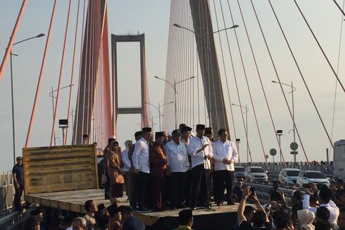 Di Atas Truk, Presiden Resmi Bebaskan Tarif Jembatan Suramadu