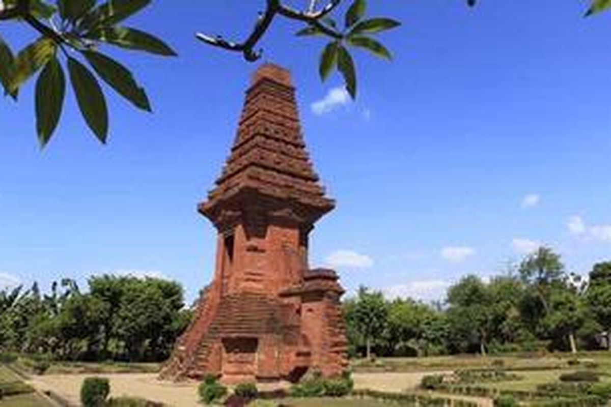 Candi Bajang Ratu di Dukuh Kraton, Desa Temon, Kecamatan Trowulan, Mojokerto, Jawa Timur, Sabtu (9/7/2011). Candi yang terletak di situs Trowulan ini salah satu peninggalan kerajaan Majapahit. 