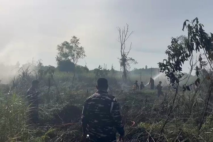 Asap dan debu akibat kebakaran lahan sampai di Mako LANAL, sehingga prajurit diperintahkan membantu pemadaman
