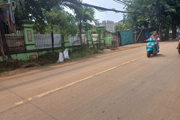 Jalan Marunda–Rorotan Diselimuti Tanah Merah, Diduga Imbas Truk Proyek