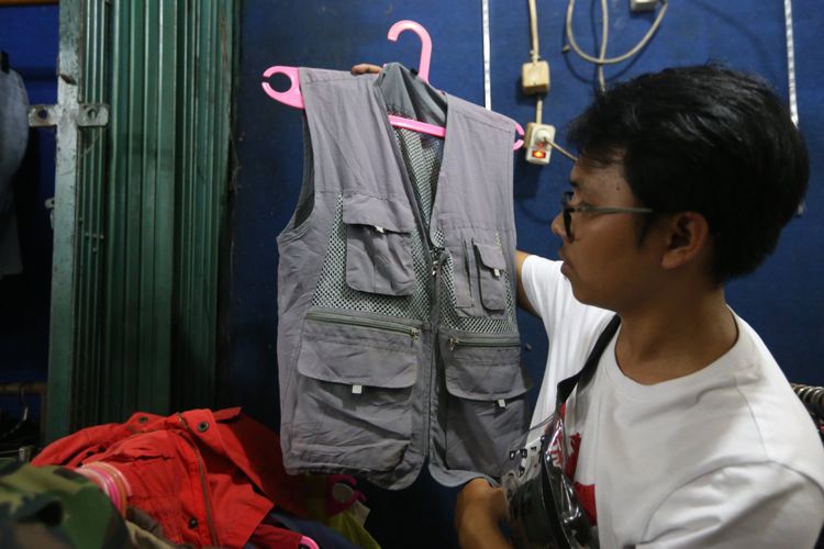Pengunjung berburu pakaian bekas dan bermerek di Pasar Poncol Senen, Jakarta, Selasa (14/08/2018). Berbagai macam merek pakaian ternama seperti Nike, Adidas, Puma dan lain-lain dijual dengan harga Rp 20.000 - Rp 150.000.