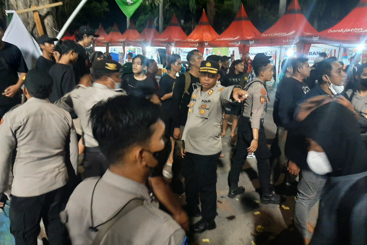 Polisi mengamankan tawuran di luar Stadion Semeru Lumajang usai laga final Kabupaten Jember Vs Kabupaten pasuruan, Sabtu (2/7/2022)