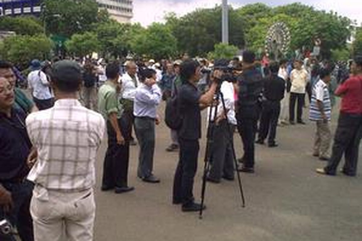 Massa dari berbagai elemen masyarakat mulai menyemut di depan Istana Negara, Rabu (9/12).