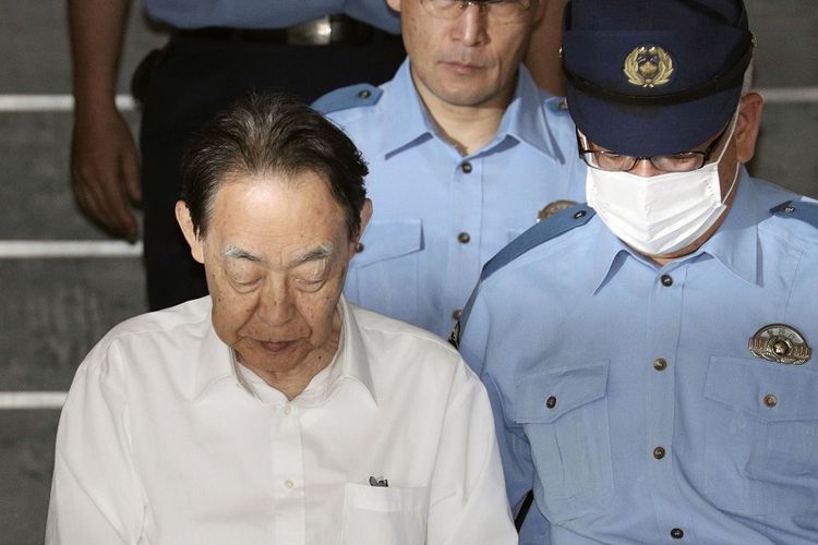Hideaki Kumazawa (76), mantan pejabat pemerintan Jepang yang membunuh putra kandungnya.