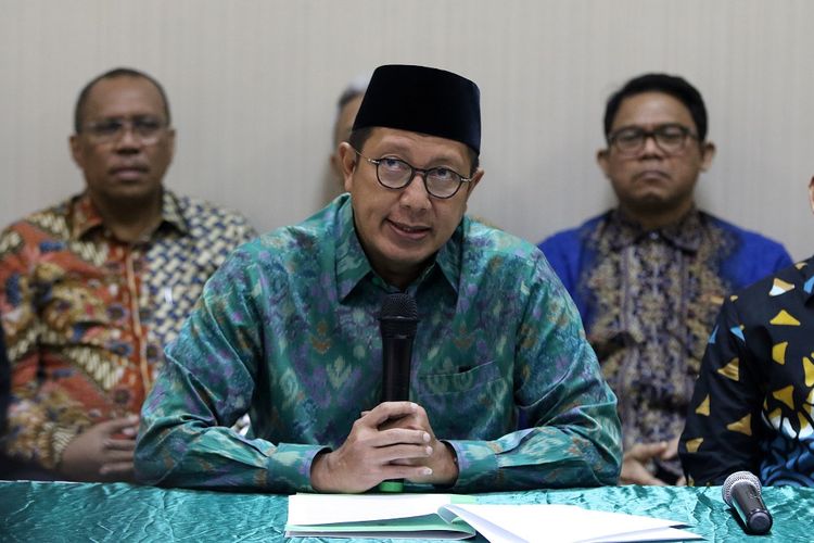 Menteri Agama Lukman Hakim Saifuddin (tengah) memberikan keterangan pers terkait OTT kasus dugaan suap terkait seleksi pengisian jabatan pimpinan tinggi di Kementerian Agama (Kemenag), di Jakarta, Sabtu (16/3/2019). Menteri Agama menyatakan diri siap memberikan kesaksikan jika diperlukan oleh Komisi Pemberantasan Korupsi (KPK) pasca OTT yang menyeret dua pejabat Kementerian Agama yakni Kepala Kantor Kemenag Kabupaten Gresik Muhammad Muafaq Wirahadi, dan Kepala Kantor Wilayah Kemenag Jawa Timur Haris Hasanuddin. ANTARA FOTO/Nalendra/IES/aww.