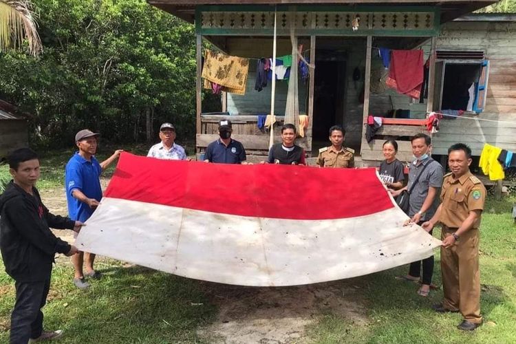 Bendera merah putih pemberian Wedana Bulungan pada 1945 lalu. Bendera 2x3 meter yang diserahkan ke kepala adat besar Lumbis hulu tersebut dikibarkan di perbatasan RI - Malaysia saat proklamasi kemerdekaan 1945 