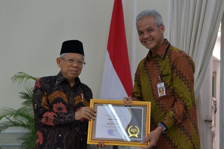 Wakil Presiden Ma?ruf Amin memberikan Penghargaan Provinsi Informatif kepada Ganjar Pranowo, di Istana Wakil Presiden Jakarta, Kamis (21/11/2019). 