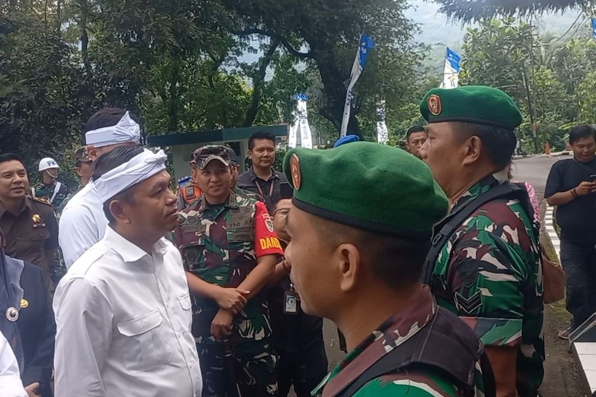 KDM sapa prajurit TNI di Markas Kodim 0610/Sumedang, Jumat (9/5/2025). KOMPAS.com/AAM AMINULLAH