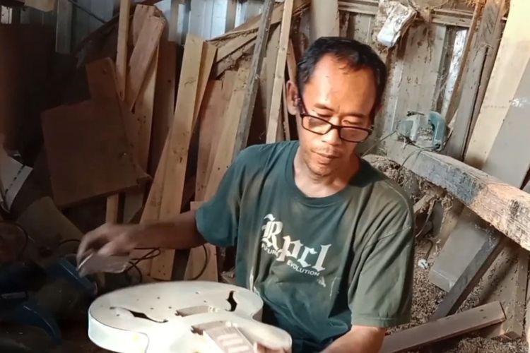 Dari Bengkel Sederhana di Indramayu, Gitar Musisi Terkenal Pernah Dibuat Wartono