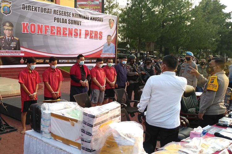 The Kimia Farma personnel suspected of reusing old rapid test samples on travelers at North Sumatra's Kualanamu International Airport, along with samples of their wrongdoing, at a police press conference in the North Sumatra provincial capital Medan on Thursday (29/4/2021)