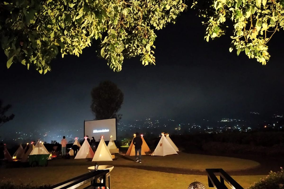 Tenda di bawah bintang berada di Green Forest Lembang. Tempat ini menawarkan sensasi baru dalam menonton film outdoor yang seru nan romantis.