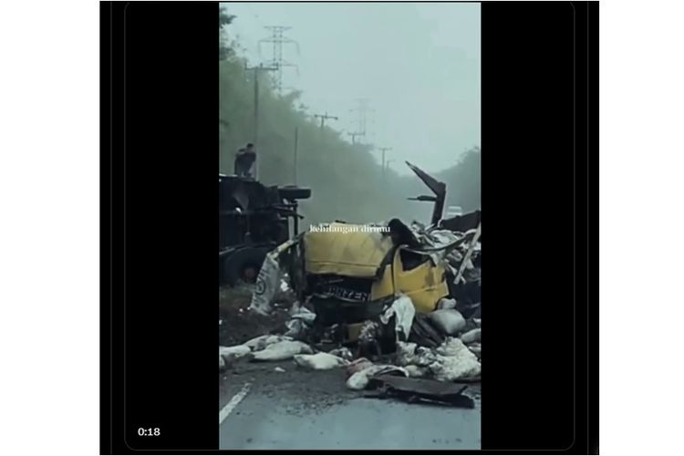 Video detik-detik balita keluar dari kolong truk yang alami kecelakaan di Lampung