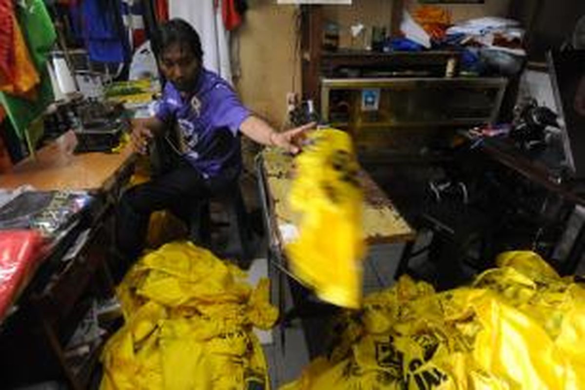Menjelang pelaksanaan pemilihan umum, usaha konveksi kebanjiran pesanan baju dan atribut kampanye, seperti terlihat di Pasar Senen, Jakarta, Senin (24/2/2014). Berdasarkan penghitungan Bank Indonesia, total belanja pengeluaran untuk penyelenggaraan Pemilu 2014 diperkirakan mencapai Rp 44,1 triliun. KOMPAS/HENDRA A SETYAWAN