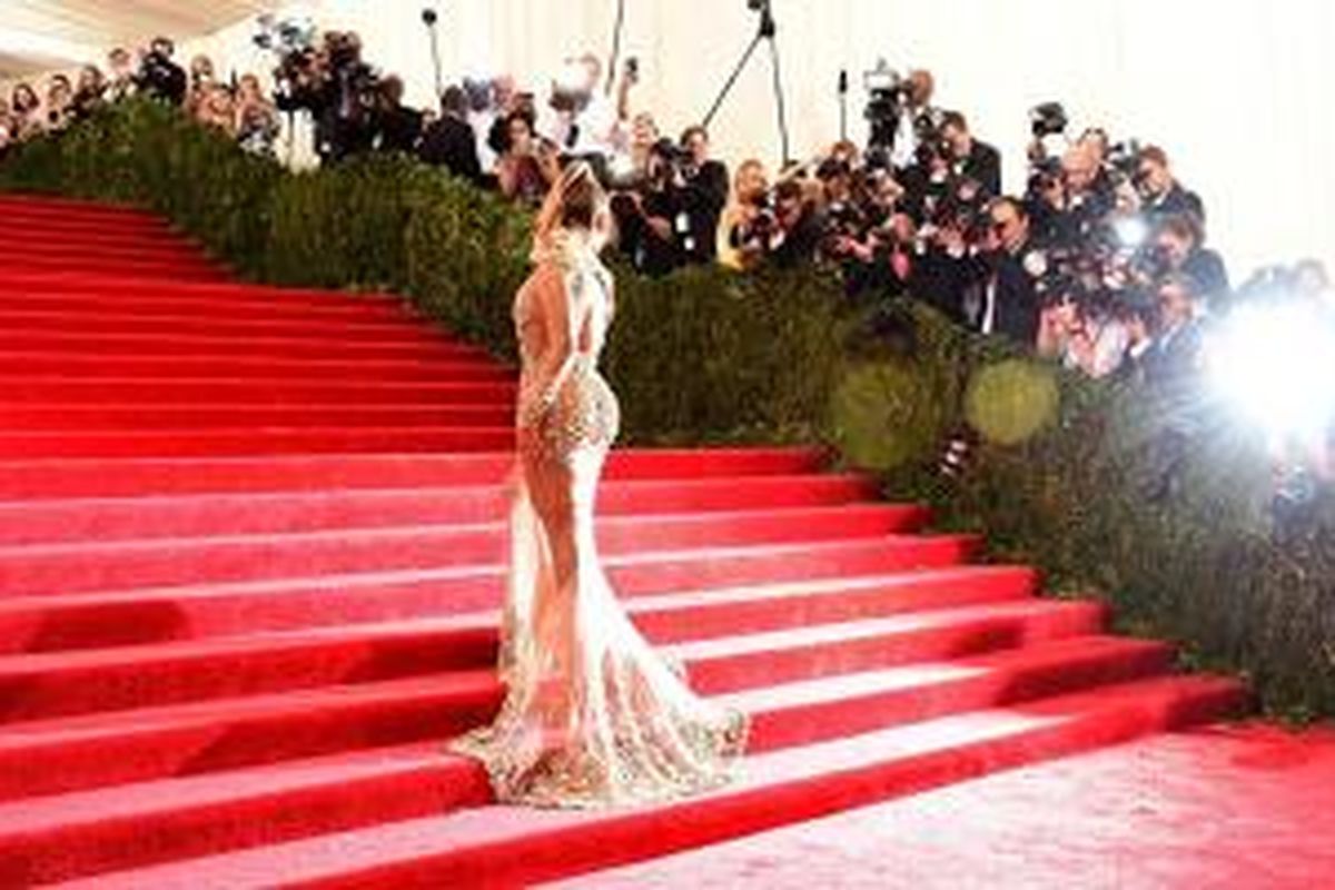 Beyonce menghadiri Met Gala dengan mengenakan gaun semi transparan rancangan rumah mode Givenchy.