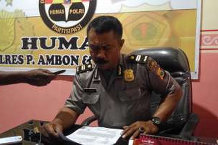 Staf Humas Polres Pulau Ambon dan Pulau-Pulau Lease, Iptu Nicolas Anakotta memberikan keterangan kepada waratwan, Senin (15/8/016)