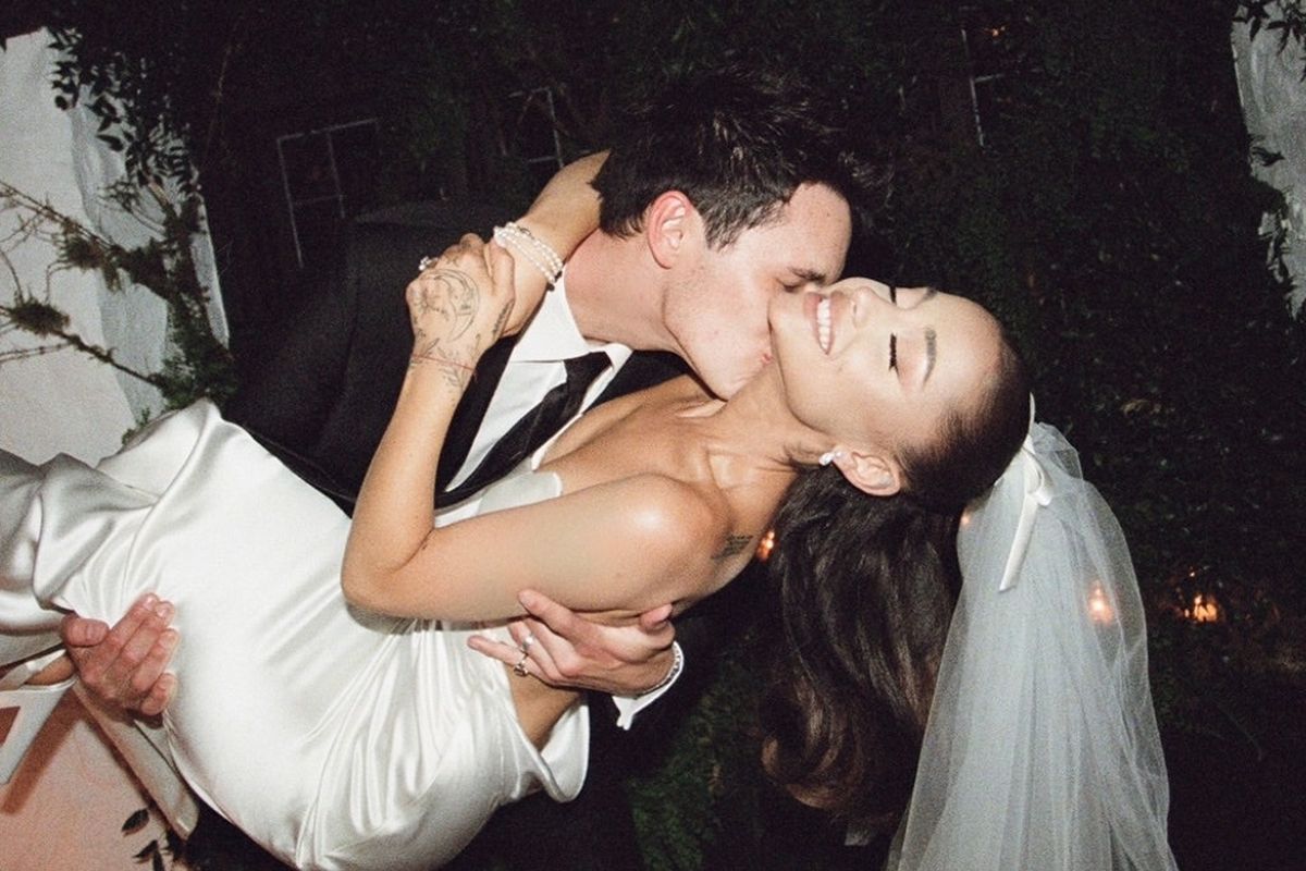 Ariana Grande dan Dalton Gomez menggelar pernikahan intim yang hanya dihadiri sekitar 20 tamu undangan pada pertengahan April lalu.