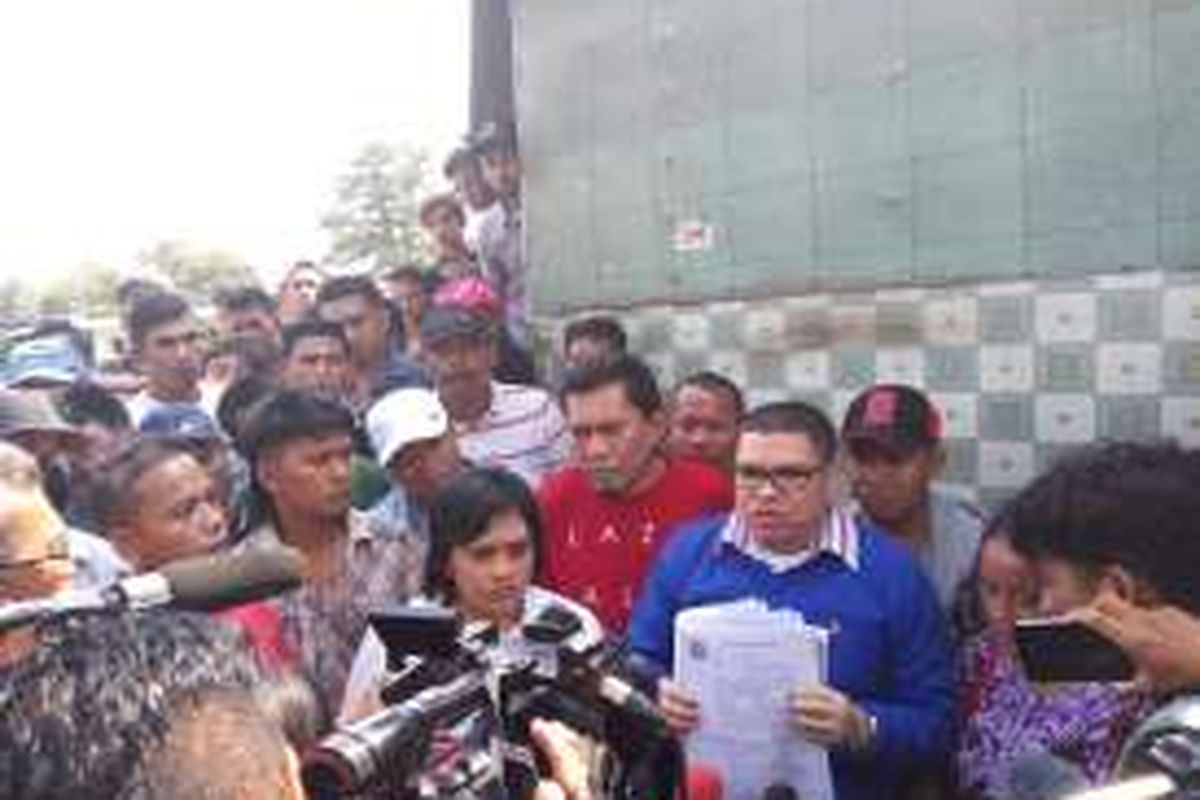 Kuasa hukum warga Kalijodo Razman Arif Nasution bersama kedua asistennya mendatangi kawasan Kalijodo, Penjaringan, Jakarta Utara pada Kamis (18/2/2016).