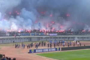 Jelang Lawan Persija, Ribuan Bobotoh Datang ke GBLA Beri Motivasi ke Skuat Persib
