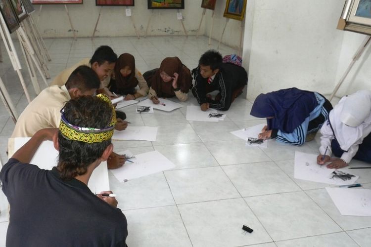 Memperingati hari ibu, Komunitas Seni Rupa Ambarawa (Mbah Semar) mengajari para siswa SMP untuk menggambar sketsa wajah ibu di Gedung Kesenian Ambarawa, Jumat (22/12/2017) siang.