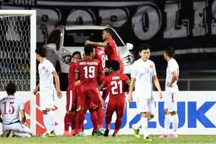 Para pemain timnas Indonesia merayakan gol ke gawang Vietnam pada semifinal pertama Piala AFF 2016, Sabtu (3/12/2016).