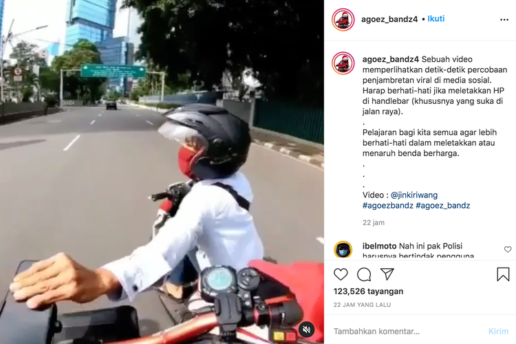 pengemudi motor yang mencoba menjambret pengguna e-scooter