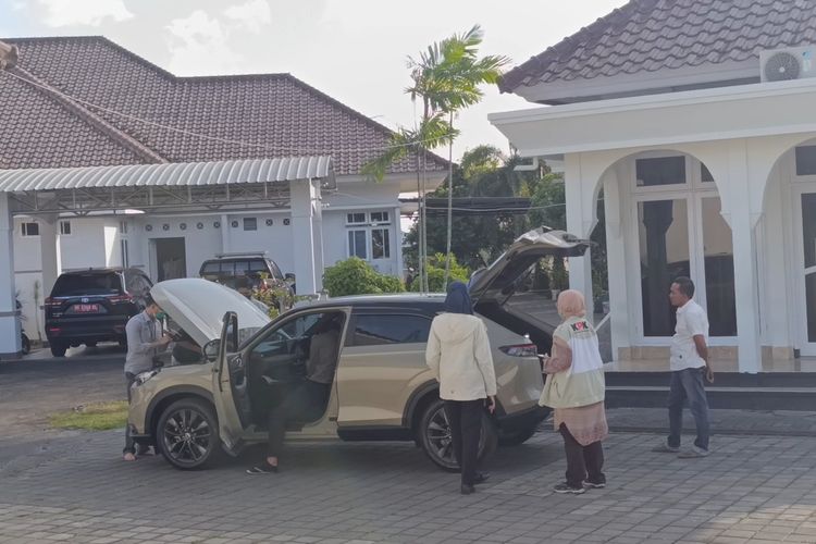KPK Geledah Rumah Dinas Bupati Lombok Barat dan Periksa Mobil Pribadi
