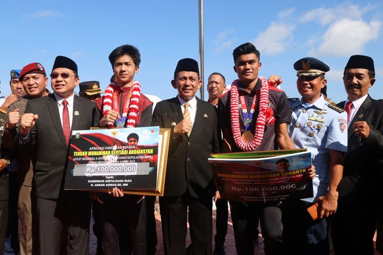 Ramadhan Sananta dan Septiadi Ardiansyah terima bonus dari Gubernur Kepri, Ansar Ahmad, Senin (22/5/2023).