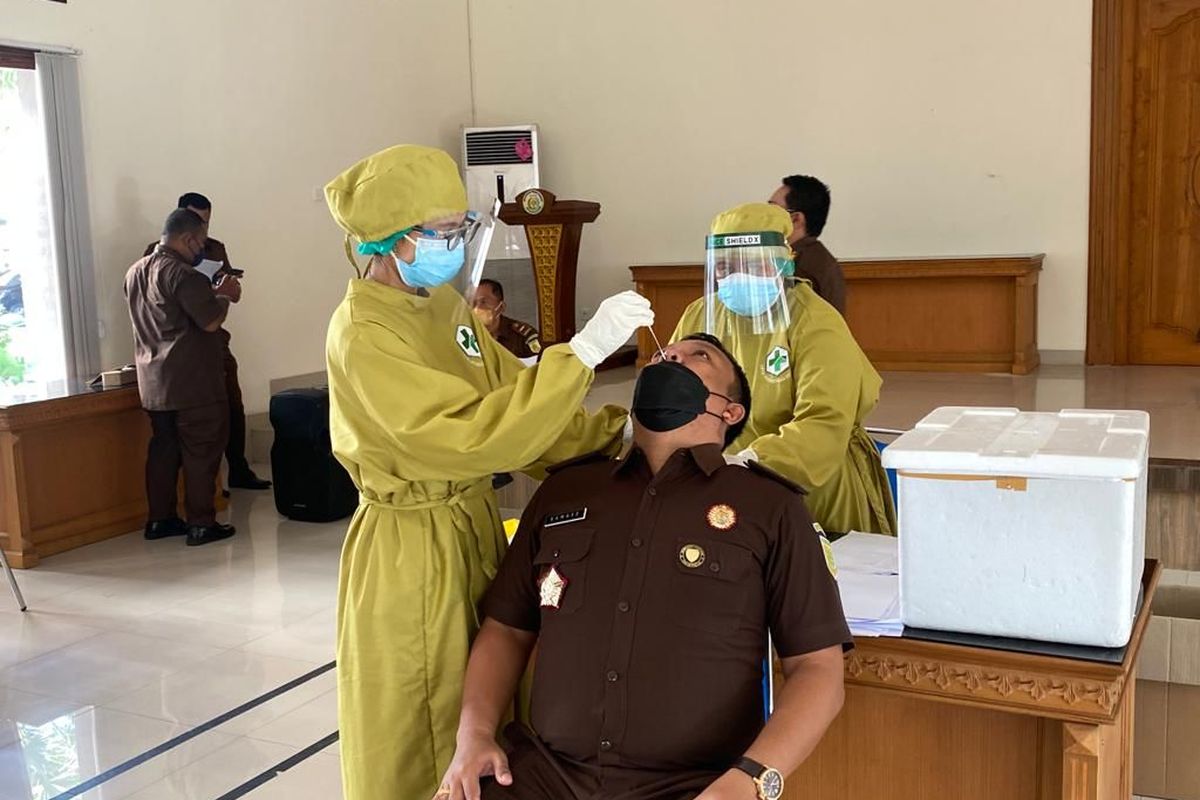 Swab PCR di lingkungan Kejari Badung. 
