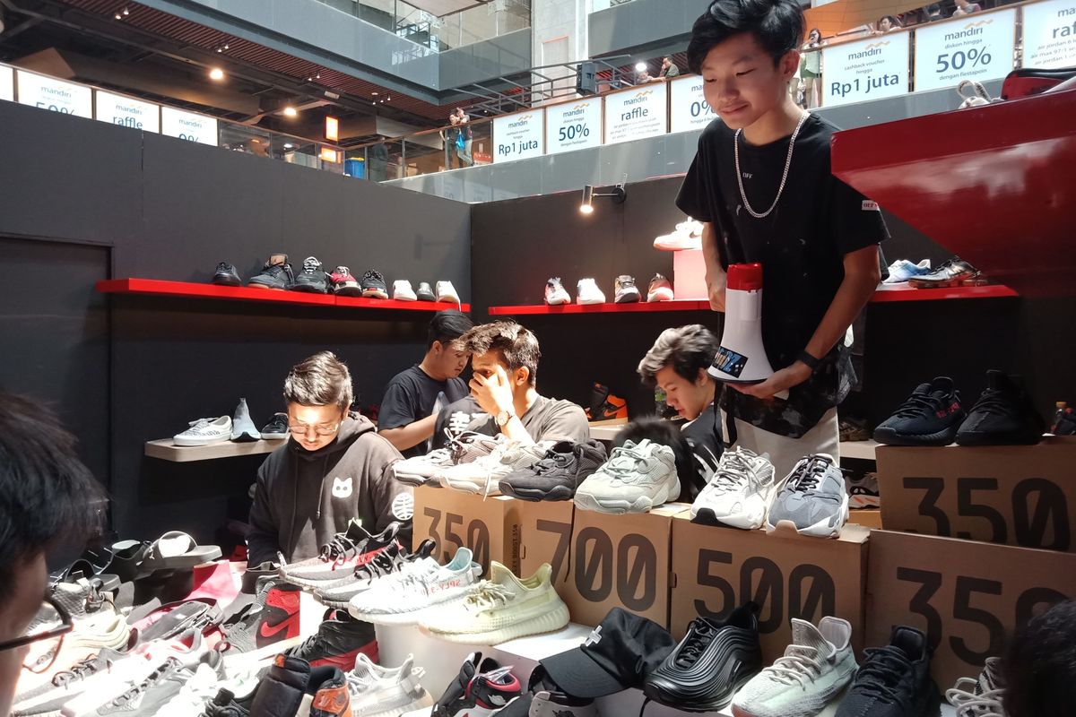 Booth Lucky Cat Supply menjadi salah satu yang paling diburu oleh pengunjung Urban Sneaker Society 2019.