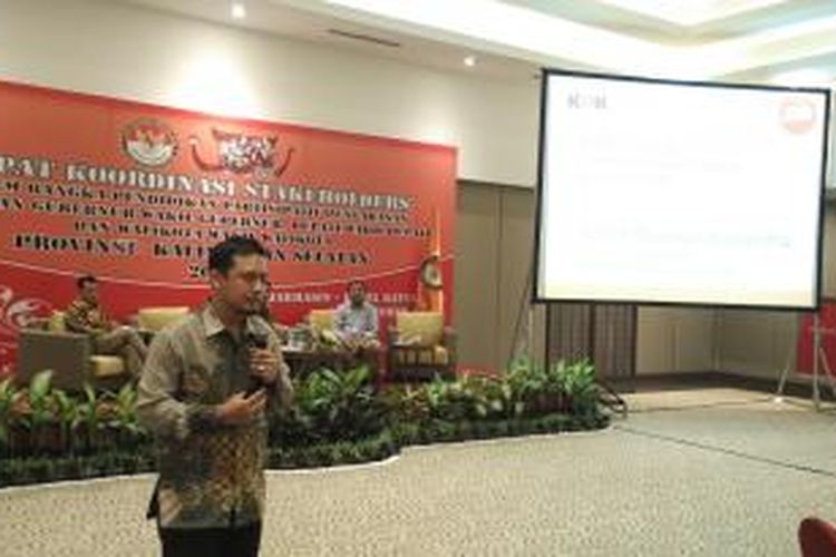 Pejabat dari Direktorat Gratifikasi KPK Asep Rahmat Suwandha menjadi
pembicara dalam rapat koordinasi yang digelar Bawaslu di Banjarmasin,
Kalimantan Selatan, Selasa (6/10/2015)
