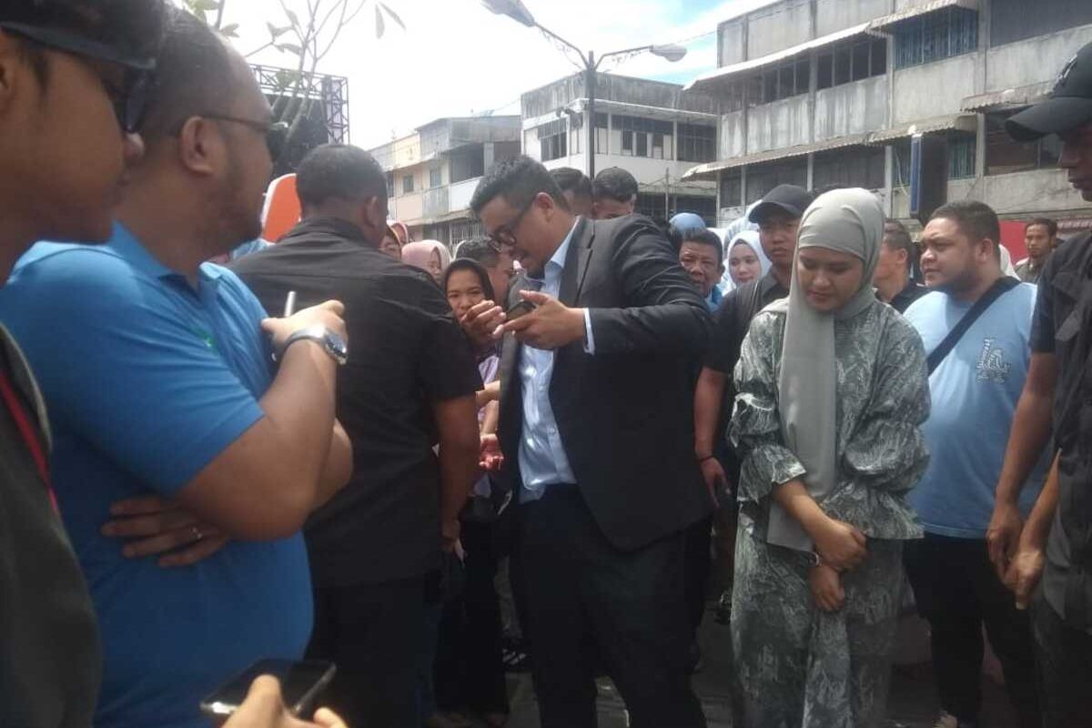 Bobby Nasution bersama istri, Kahiyang Ayu yang juga putri Presiden Jokowi, saat berkunjung Kota Padangsidimpuan, Minggu (4/2/2024). Bobby mendapat gelar sebagai tokoh nasional dari Tabagsel dan mengajak masyarakat untuk memenangkan Prabowo-Gibran.