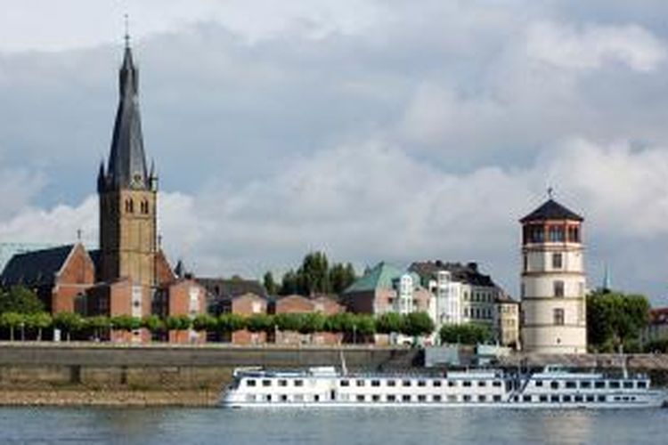 Sungai Rhine di Dusseldorf, Jerman.