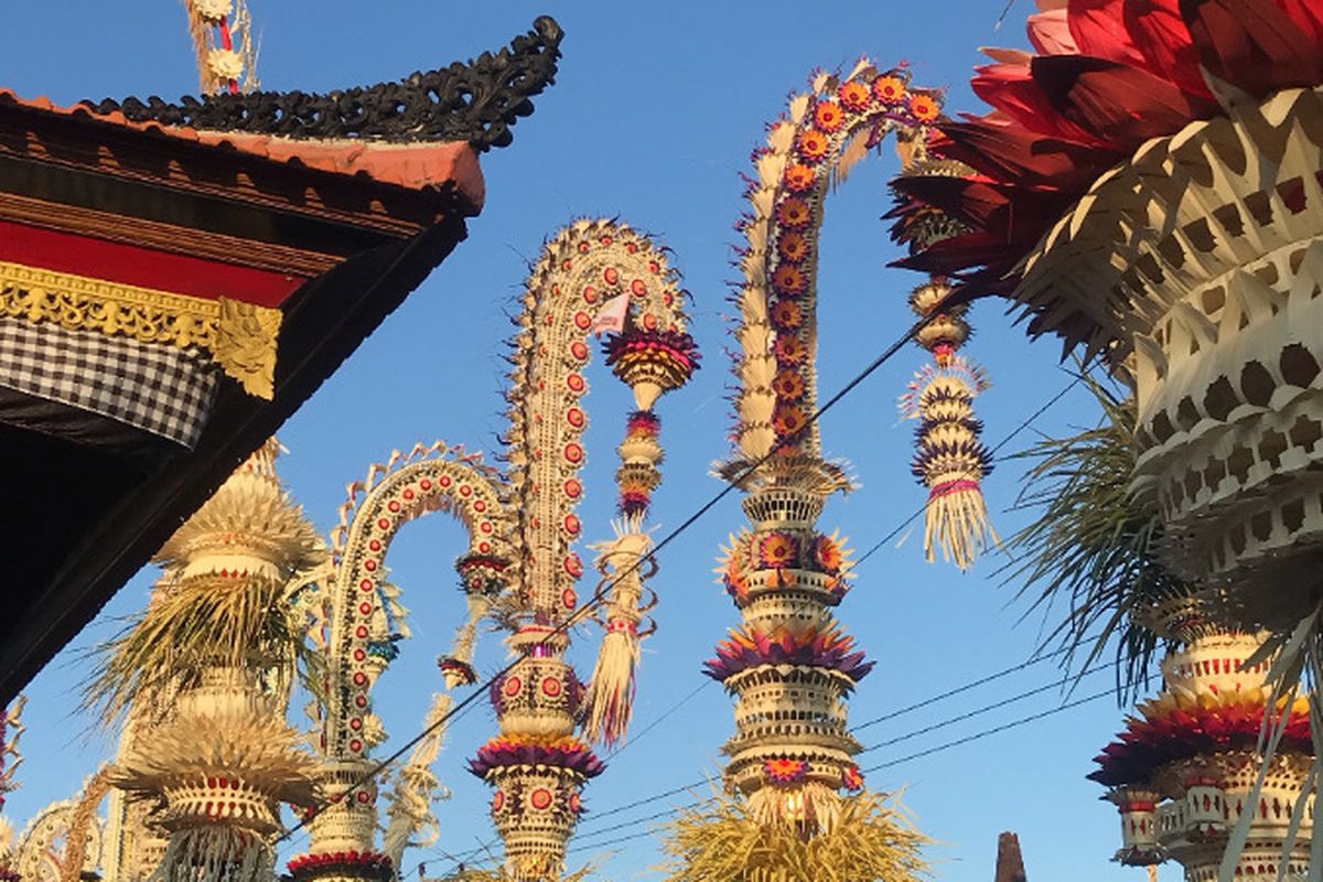 Penjor yang dihiasi oleh hasil bumi pada perayaan Galungan di Bali. Contoh Ucapan Hari Raya Galungan 2025
