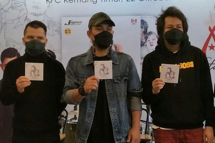 Band ARMADA, (kiri ke kanan): Andit (drum), Rizal (vokal), dan Mai (gitar) dalam konferensi pers peluncuran album Kita Bersaudara, Jumat (22/10/2021) di Kemang, Jakarta Selatan.