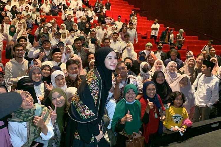 Aktris Laudya Cynthia Bella menghadiri acara nonton bareng film Buya Hamka bersama MUI dan Muhammadiyah di kawasan Epicentrum, Jakarta Selatan, Sabtu (15/4/2023).