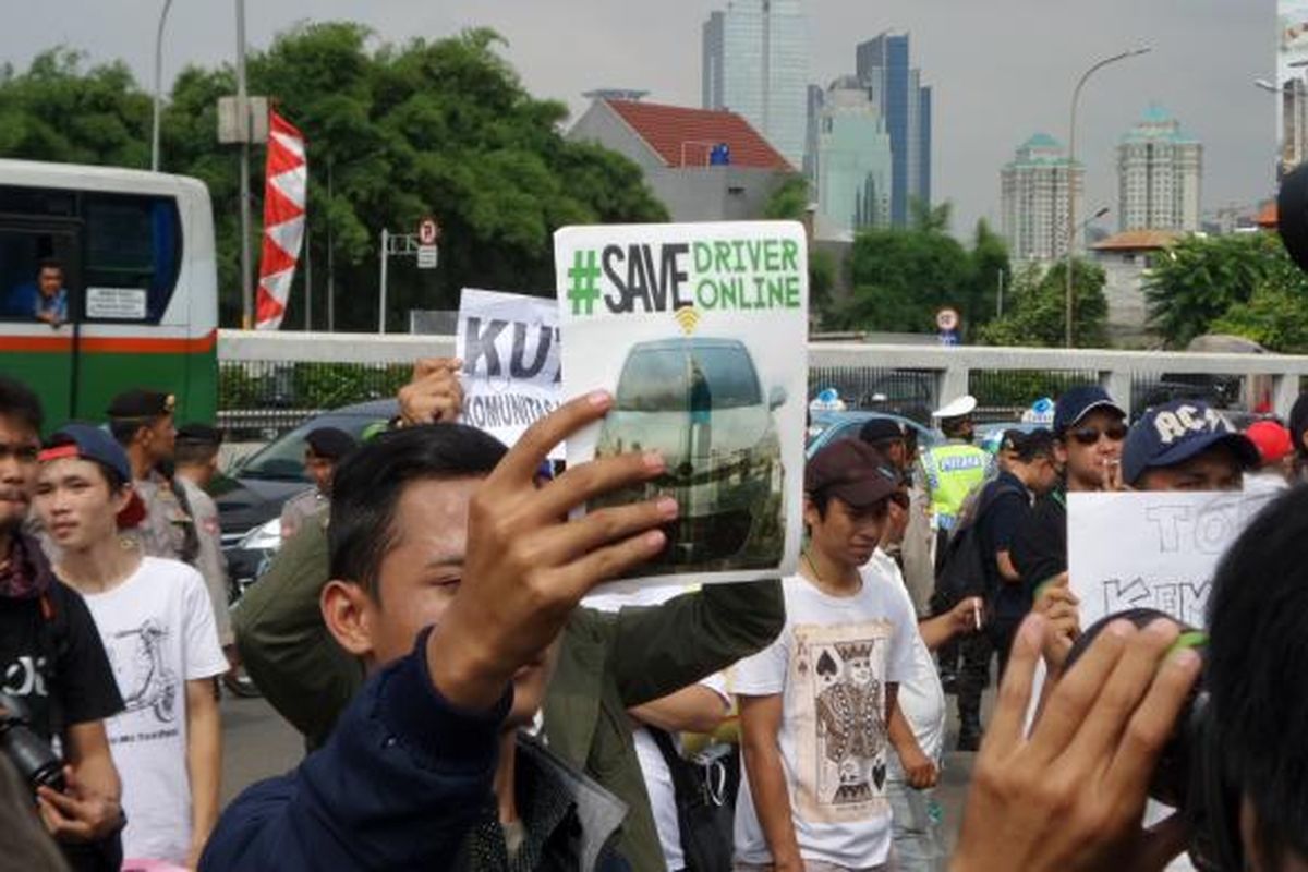 Ratusan sopir taksi online tiba di depan kompleks gedung DPR/MPR RI, Senin (22/8/2016). Para sopir berunjuk rasa menuntut untuk mencabut Peraturan Menteri Perhubungan (Permenhub) Nomor 32 Tahun 2016 tentang Penyelenggaraan Angkutan Orang dengan Kendaraan Bermotor Umum Tidak dalam Trayek.