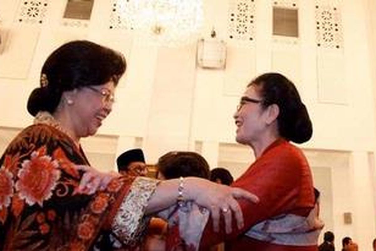 Mantan Menteri Kesehatan Siti Fadilah Supari (kanan) memberi ucapan selamat kepada Menteri Kesehatan Nafsiah Mboi setelah pelantikan di Istana Negara, Jakarta, Kamis (14/6/2012). Dalam kesempatan yang sama Kepala Negara juga melantik Wamen ESDM Rudi Rubiandini, Kepala Badan Pertanahan Nasional Hendarman Supandji dan Kepala Badan Koordinasi Penanaman Modal M. Chatib Basri.  